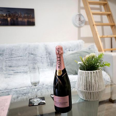 New Stylish Place For Couple Братислава Экстерьер фото
