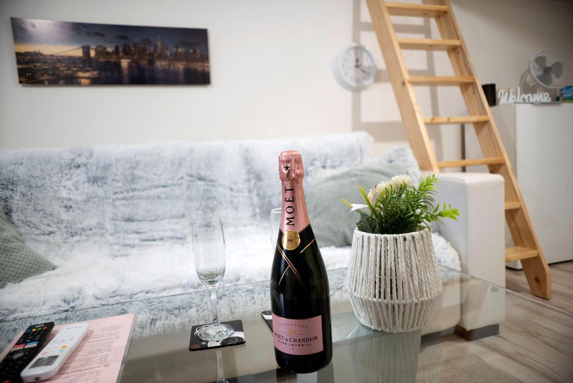 New Stylish Place For Couple Братислава Экстерьер фото